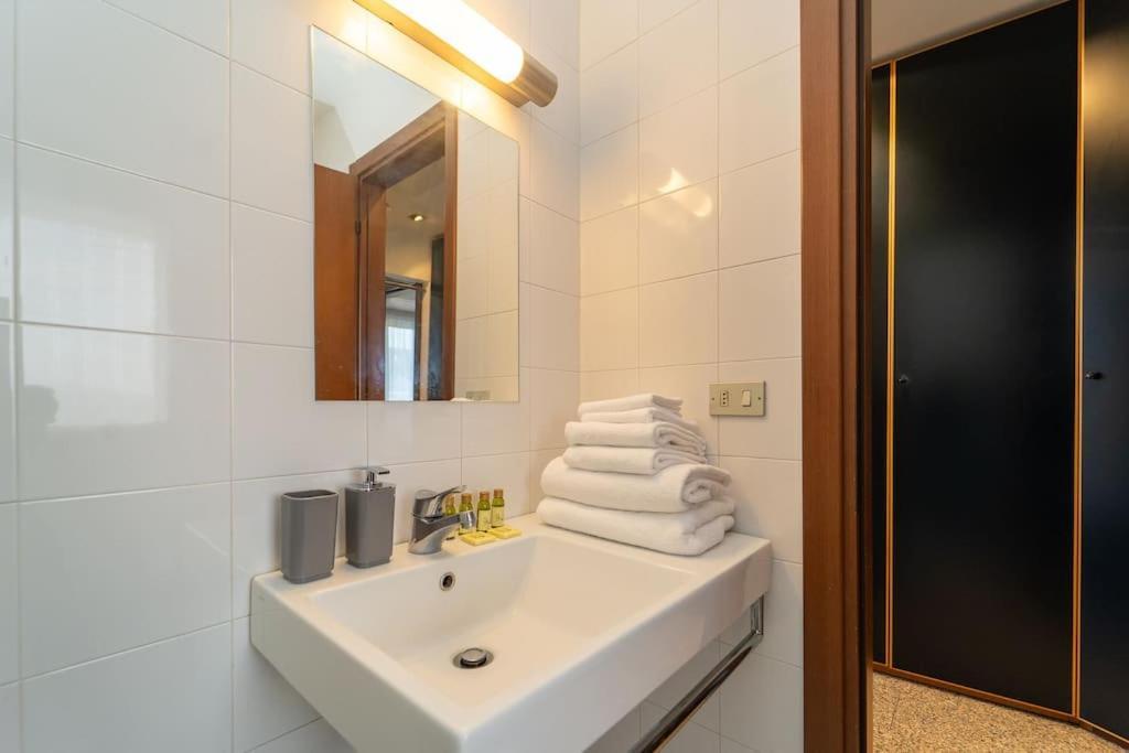5 Giornate Apt Con Terrazzo E Garage Privato Mailand Exterior foto